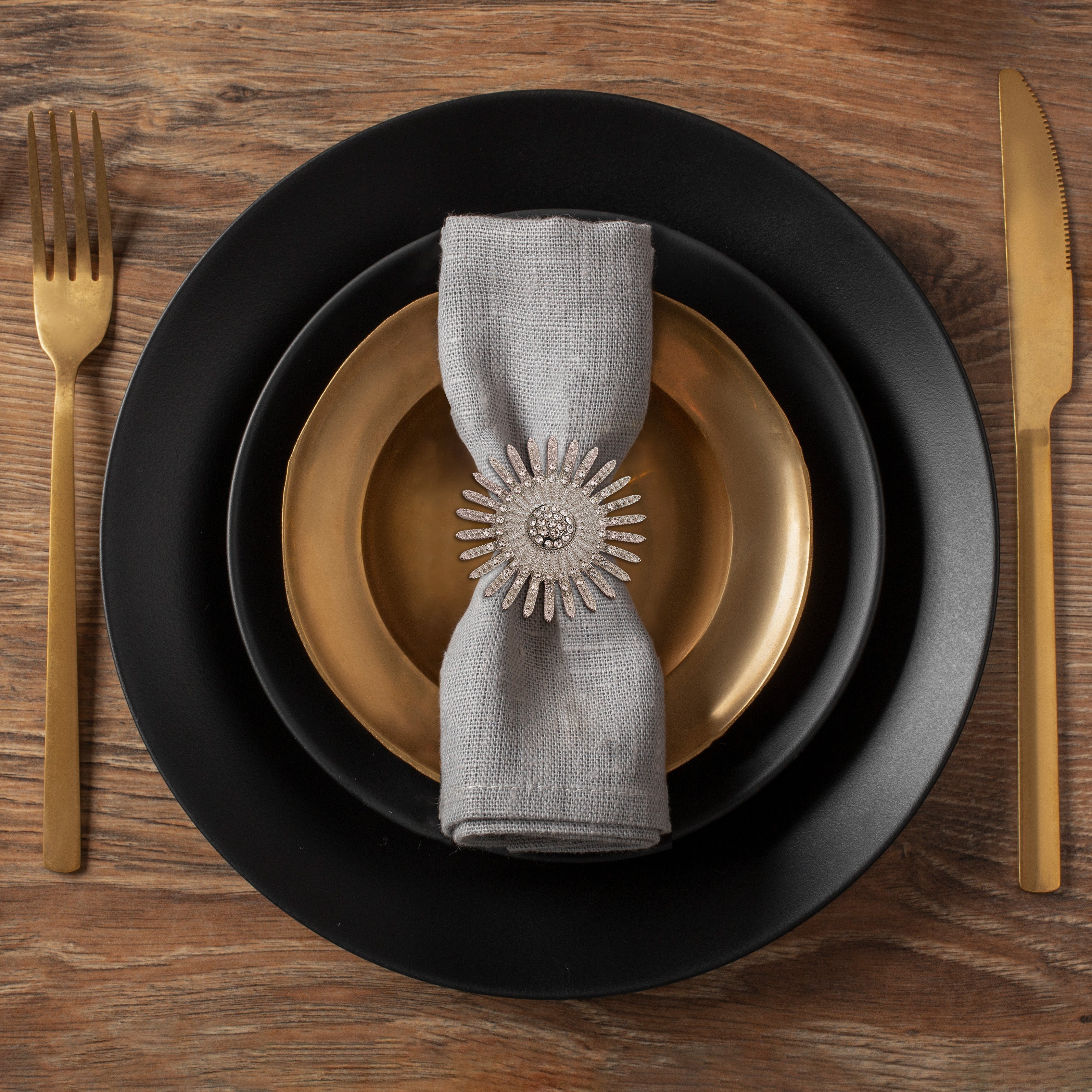 Silver Radiance – Napkin Rings in Silver Crystals Design, Elegant Decorative Dining Table Décor